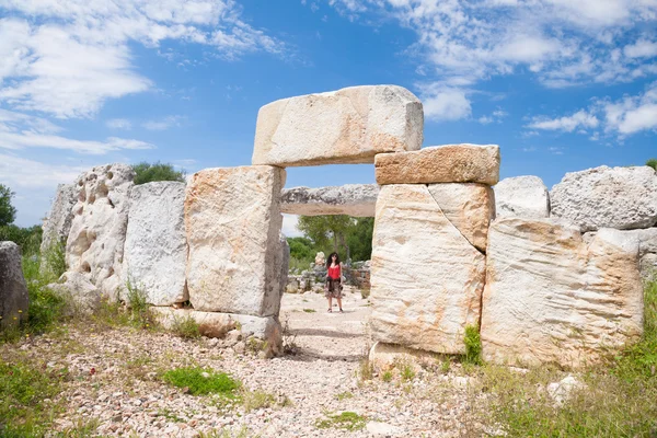 Kvinna turist i förhistorisk stad i Menorca — Stockfoto