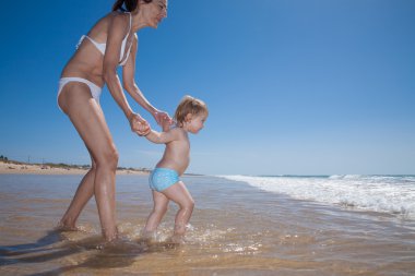 Bebek ve anne okyanus girme