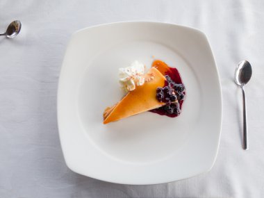 kırmızı meyve ile hava peynir pasta