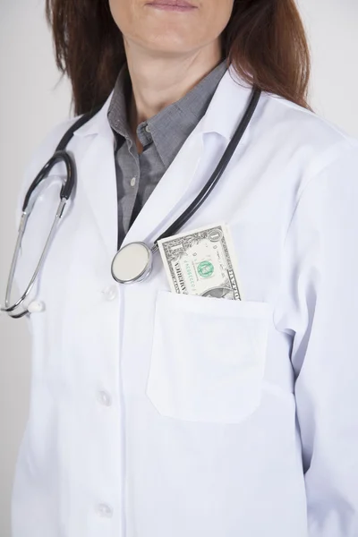 Doktor s balík dolarů v kapse — Stock fotografie