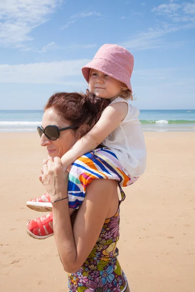 Madre spalla bambino — Foto Stock