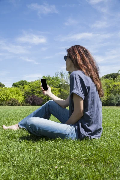 Testa di donna rossa con telefono — Foto Stock