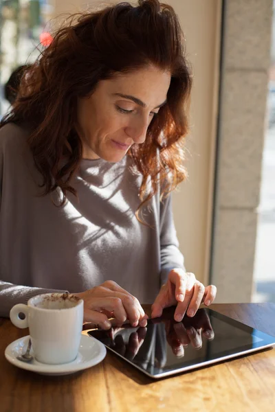 Datilografar tablet no café vertical — Fotografia de Stock