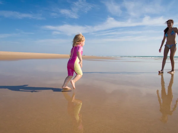 Bambino che corre da riva a madre — Foto Stock