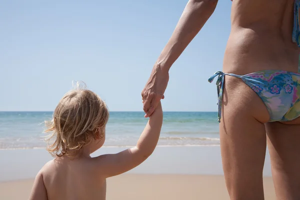 Tillbaka baby håller mor hand — Stockfoto