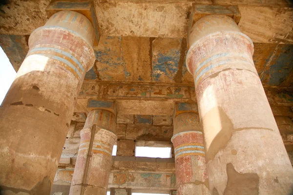 Grandes columnas en el templo de Karnak — Foto de Stock