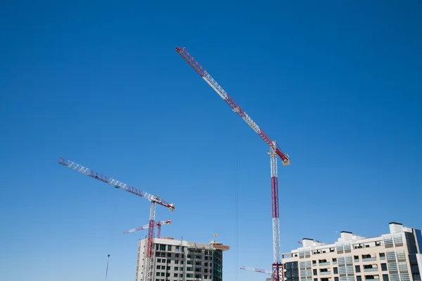 Guindastes de construção acima edifícios — Fotografia de Stock