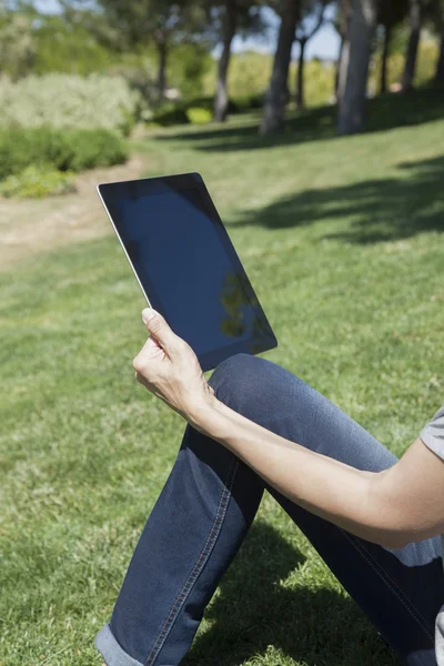 Mano con tableta en el parque — Foto de Stock