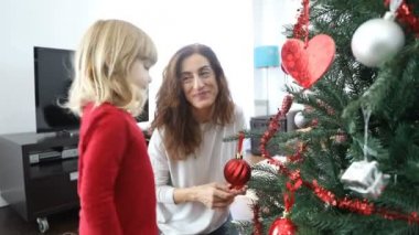 çocuk ve kadın figürleri Noel ağacı yerleştirerek