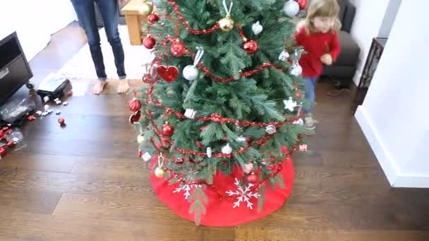 Niño corriendo alrededor del árbol de Navidad — Vídeo de stock