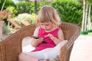 küçük çocuk cep telefonu izlemek hasır sandalye