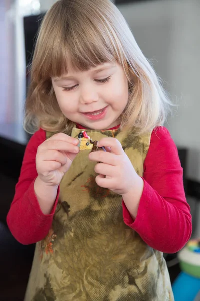 Blondes Mädchen spielt mit kleinen Puppen — Stockfoto