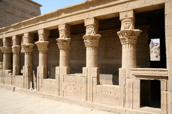 Colonnade in Philae tempel — Stockfoto