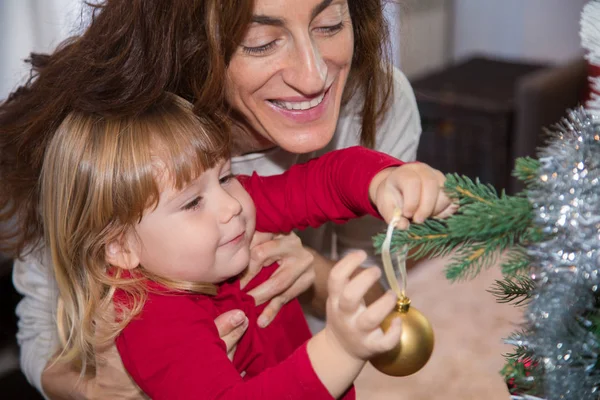 子供と女性のクリスマス ツリーのボールを配置します。 — ストック写真