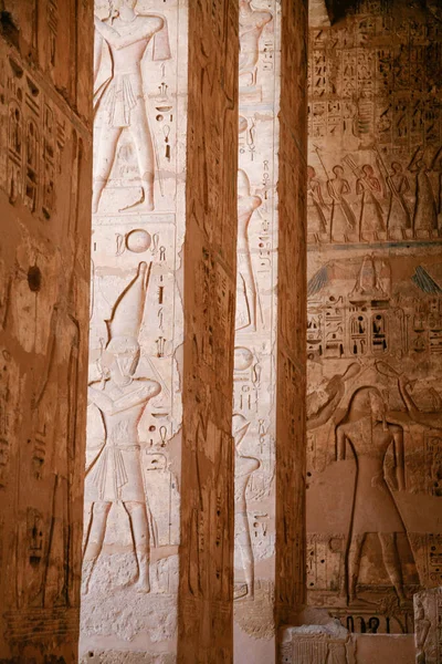 Egyptian figures in columns — Stock Photo, Image