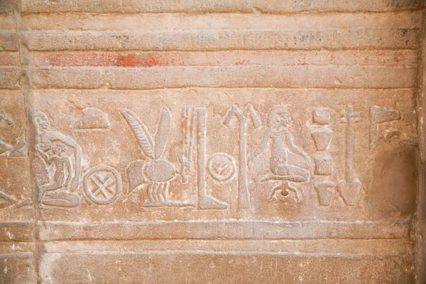 Jeroglíficos egipcios en el templo de Kom Ombo —  Fotos de Stock