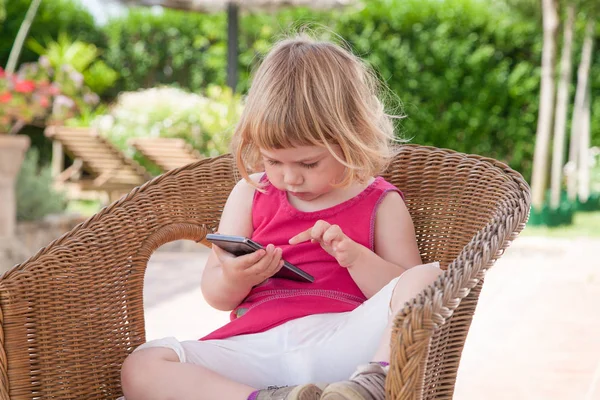 küçük çocuk cep telefonu izlemek hasır sandalye