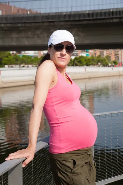 Portrait pregnant woman next to river — Stock Photo, Image