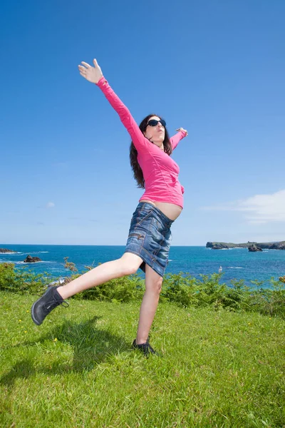 海の隣で踊って妊娠中 — ストック写真