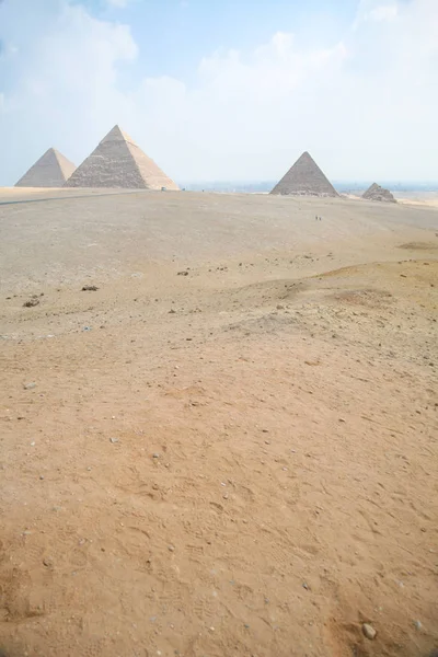 Piramides van Gizeh in Caïro Egypte verticale — Stockfoto