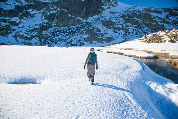 Mulher trekking na neve — Fotografia de Stock