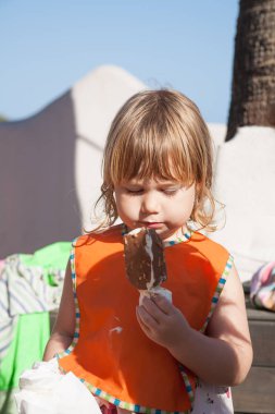 dondurma ve turuncu önlük ile çocuk