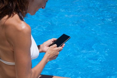 cep telefonu ekran su havuzlu dokunmadan kadın