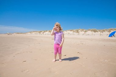 küçük kız gözde spyglass olarak Plajı'nda el ile oynamak