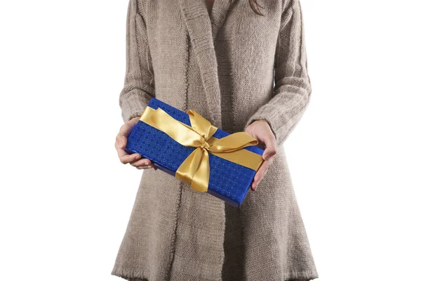 Blauwe en gouden geschenk in winter vrouw handen — Stockfoto