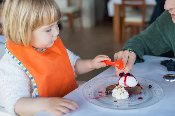 Kind und Mutter teilen sich Schokoladenkuchen — Stockfoto
