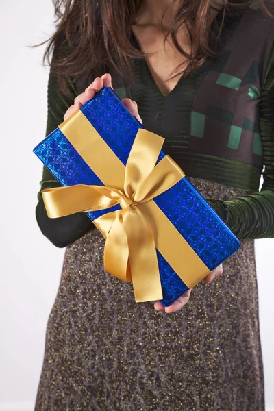 Femmina con scatola regalo blu — Foto Stock