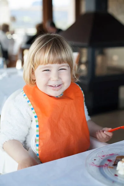 Rir criança retrato comer no restaurante — Fotografia de Stock