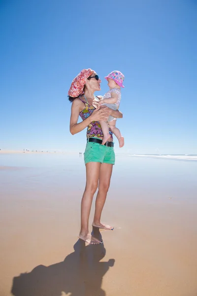 Mom and baby at beach — Stock Photo, Image