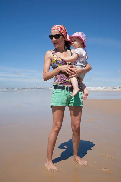 Mamma con bambino guardando la spiaggia — Foto Stock