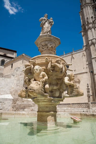 Estatua fuente y catedral de Santa Maria en Burgos — Foto de Stock