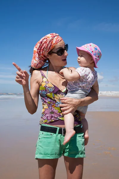 Femme avec bébé pointant — Photo