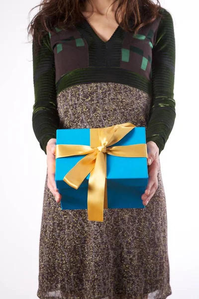 Vrouw met blauwe geschenkdoos — Stockfoto