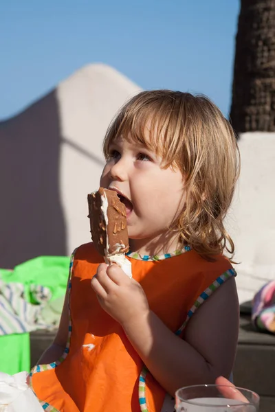 Criança comendo gelado de picolé olhando — Fotografia de Stock