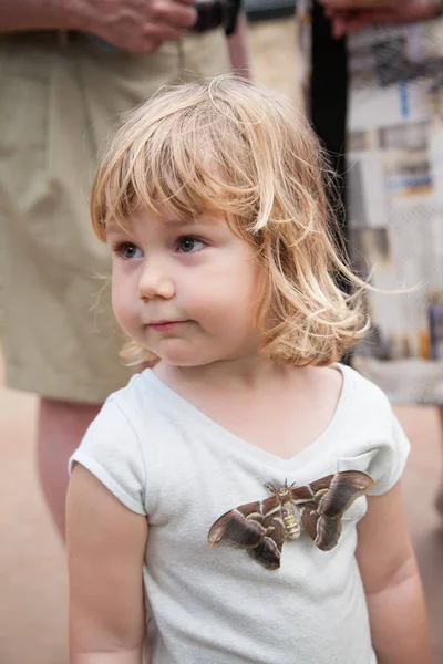 Małe dziecko z Wielki Motyl na jej koszulce — Zdjęcie stockowe