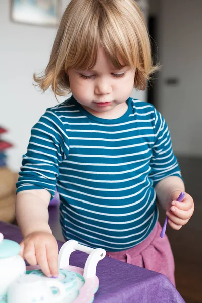 Kleines Kind spielt mit Knetmasse und Spielzeug — Stockfoto