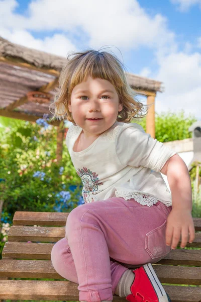 Aktivní malé dítě na palubě lehátku — Stock fotografie