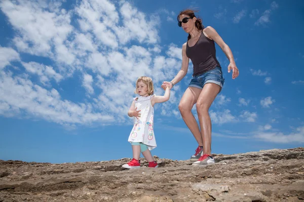 Madre e hijo caminando sobre rocas —  Fotos de Stock