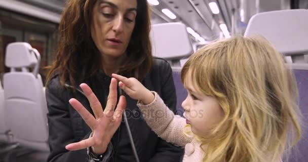 Çocuk anne parmakları bir tren saymak — Stok video