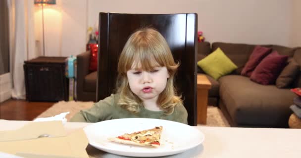 Ребенок не любит пиццу, но играет с ней — стоковое видео