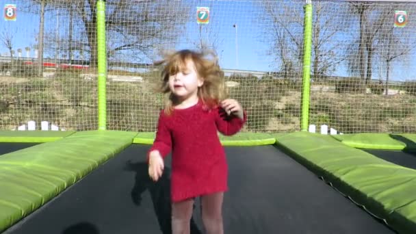 Kind springt auf Trampolin in Zeitlupe — Stockvideo