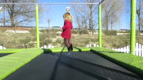 Niño jugando en trampolín — Vídeo de stock