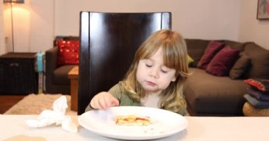 küçük çocuk evde pizza yemek