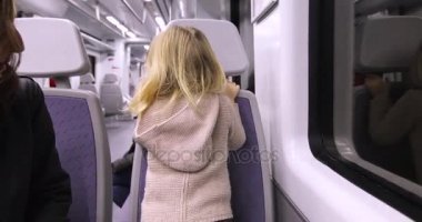 tren ile seyahat eden anne ile küçük çocuk
