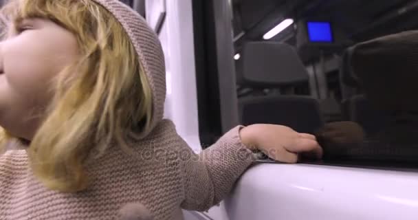 Маленький ребенок в поезде — стоковое видео