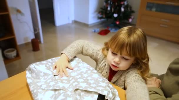 Criança abrindo presente de Natal com a avó — Vídeo de Stock